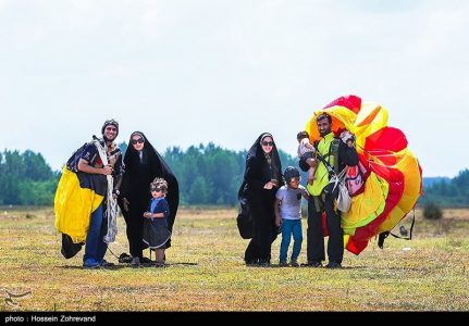 Iranian Skydivers Make Parachute Jump / Photo