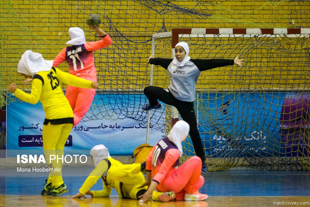 Iran’s women handball league started+photo
