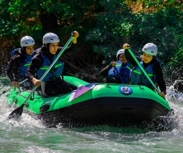 Photo: Iran girls marathon rafting competition